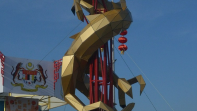槟城威南迎来28尺高的祥龙模型装饰，与民共庆龙年！
